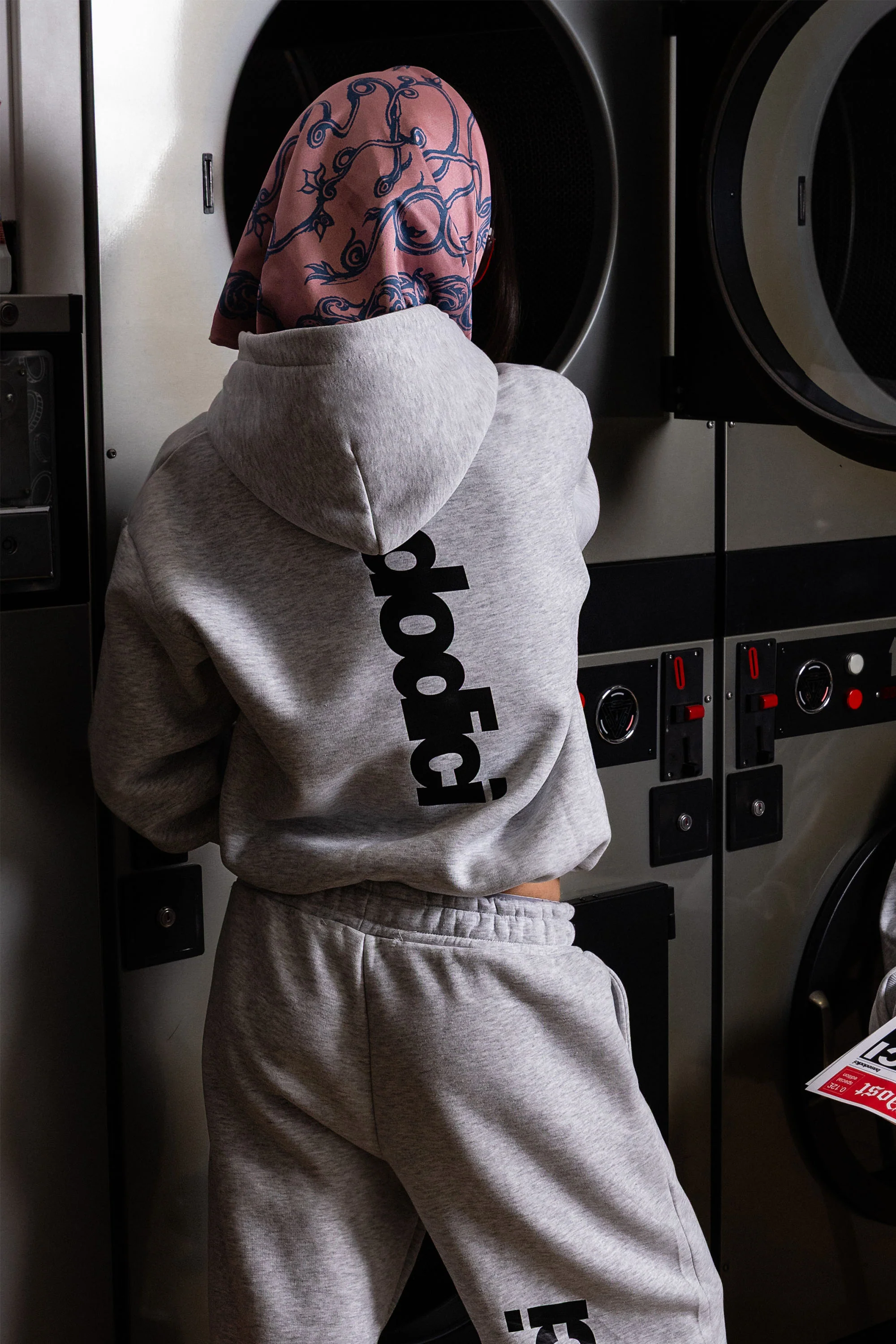 Hoodie "COMFY" Vertical Logo AshGrey/Black - Image 15
