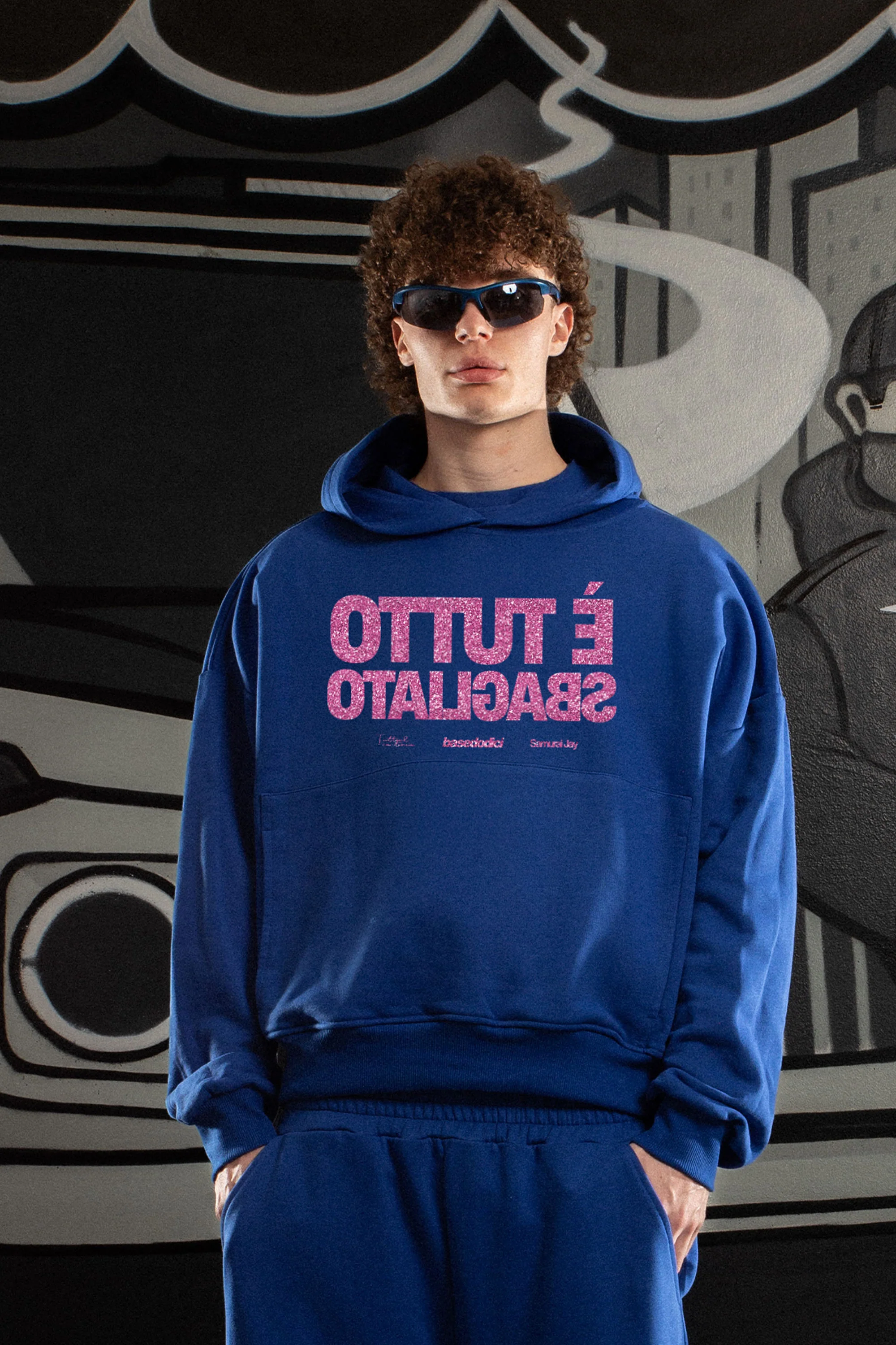 Hoodie "SAMURAIJAYxBASEDODICI" TuttoSbagliato Blue/GlitterPink - Image 2