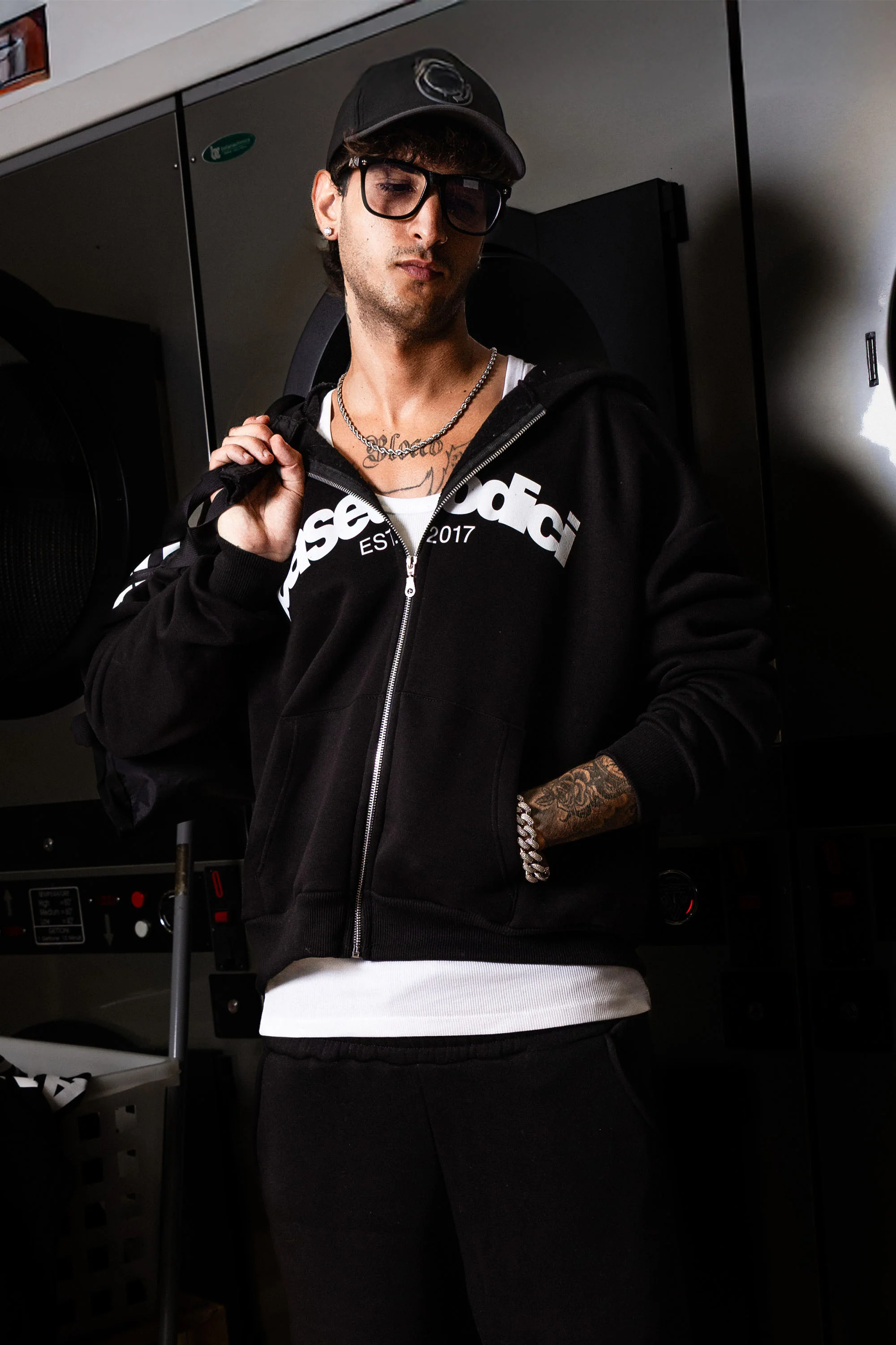 Full Zip "COMFY" Front Logo Black/White - Image 4